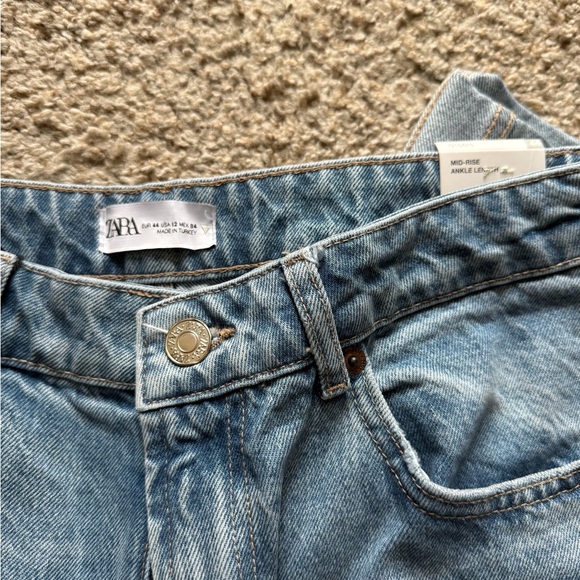 Zara Mid Rise Loose Jeans - Picture 2 of 4